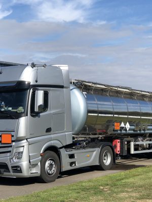 Unternehmens-LKW mit Tankwagen – sichere Gefahrgutlogistik für flüssige Chemikalien.