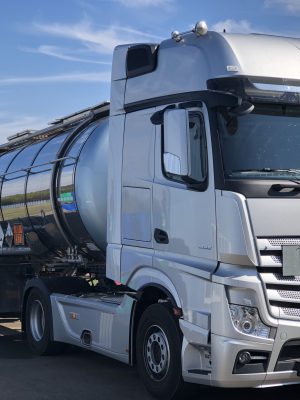 Tankwagen beim sicheren Beladen – effiziente Logistik.