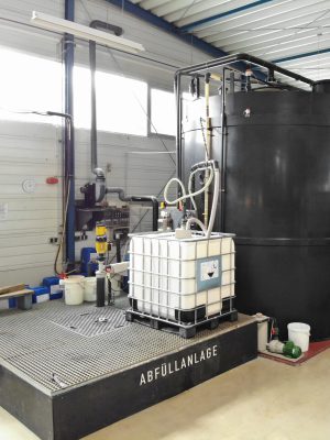 Abfüllanlage mit IBC-Behältern – effiziente und präzise Abfüllung für Chemikalien.